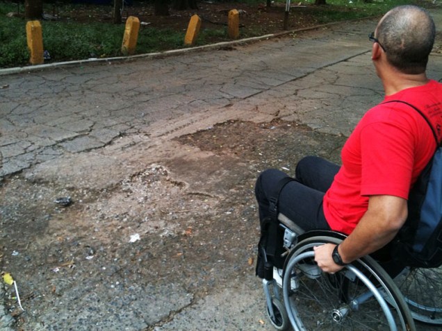Os buracos na calçada dificultam a vida dos cadeirantes