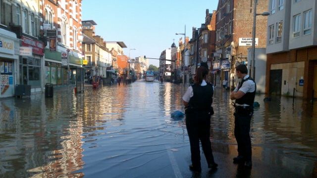  <br><br>  Em Kilburn High Road, na região norte de Londres, o trânsito ficou interrompido em função do rompimento de uma tubulação de água sob a rua