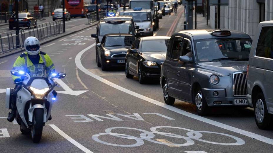A faixa exclusiva para os veículos olímpicos fica vazia - e a faixa comum sofre um grande congestionamento em Londres nesta quarta-feira
