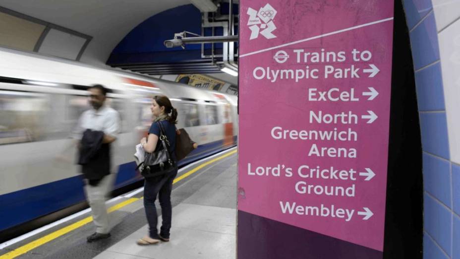  <br><br>  Sinalização para locais de competição olímpica em estação do metrô de Londres; atrasos nas principais linhas marcaram os últimos dias