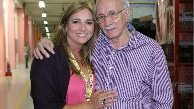 Gabriela Rivero posa ao lado de Reynaldo Boury, diretor de Carrossel