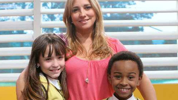 Gabriela Rivero ao lado de Maria Joaquina (Larissa Manoela) e Cirilo (Jean Paulo Campos)