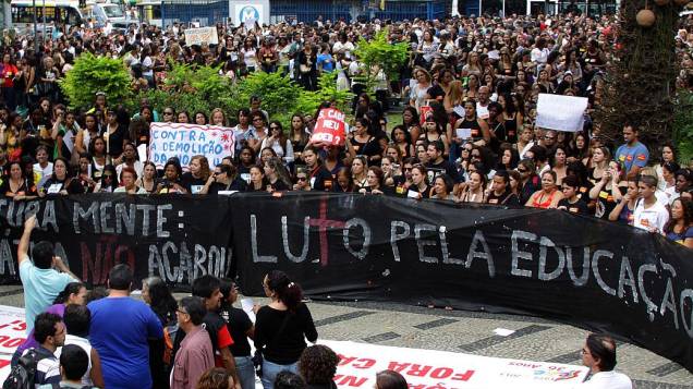 Professores em greve caminham até o Palácio da Cidade, sede da prefeitura do Rio