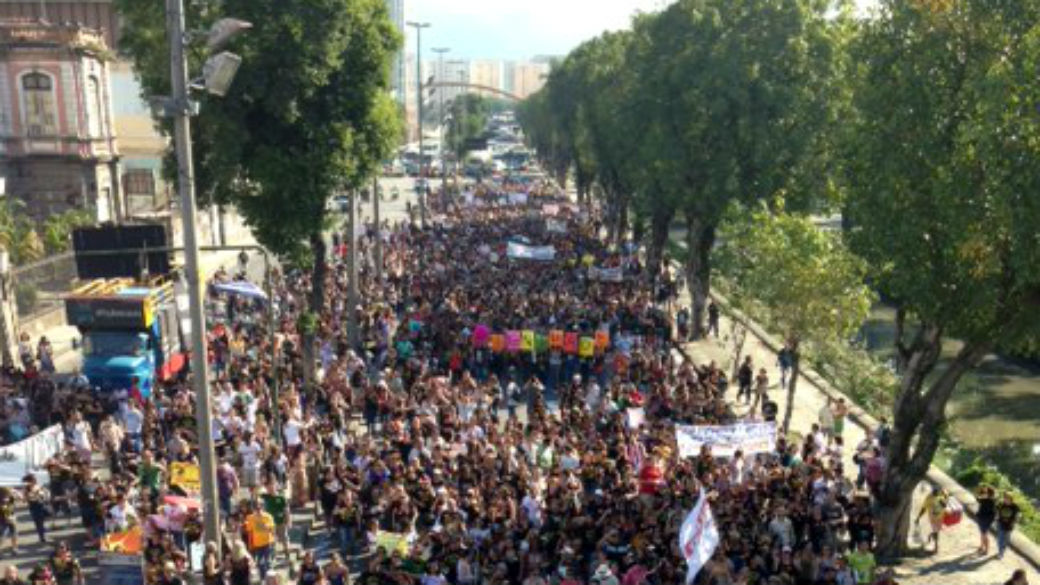 Professores em greve protestam em frente à prefeitura do Rio