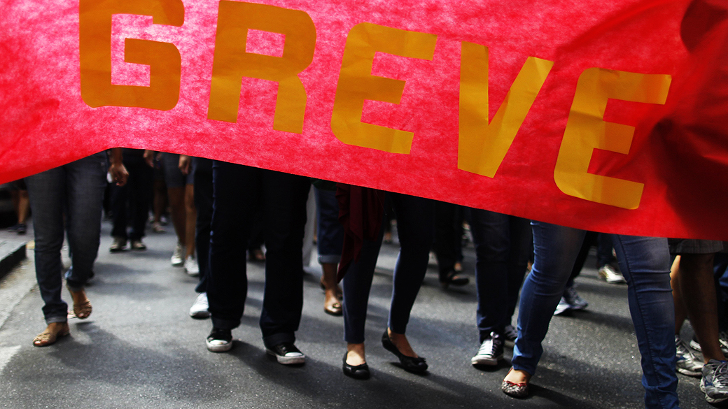 Professores em greve fazem protesto na Zona Sul do Rio nesta quarta-feira (14)