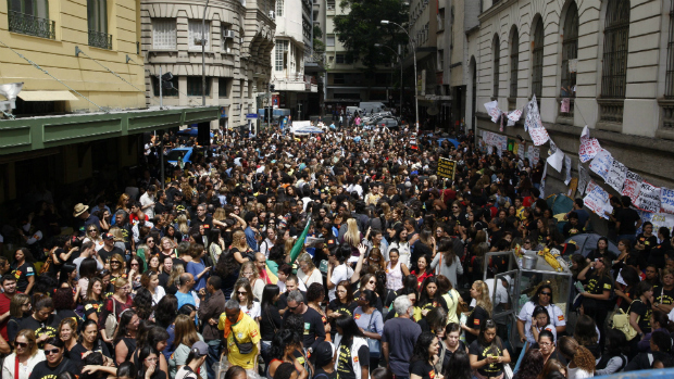 Professores protestam do lado de fora da Câmara dos Vereadores do Rio contra o Plano de Cargos e Salários