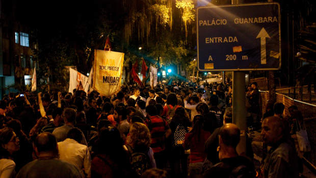 Professores organizam manifestação contra Sérgio Cabral em frente ao Palácio Guanabara