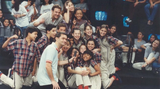Serginho Groisman com o elenco do programa infantil Chiquititas, no Programa Livre, em 1998