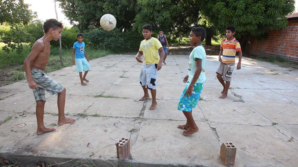 Crianças jogam numa quadra improvisada. Esse deveria ser um núcleo do Programa Segundo Tempo do Ministério do Esporte
