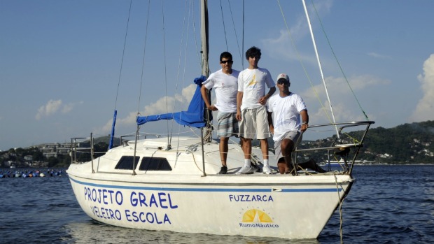 Hallan, Alex e Samuel, em um dos barcos de treinamento do Projeto Grael, em Niterói: quarto integrante, Allan vai se juntar ao grupo para a travessia