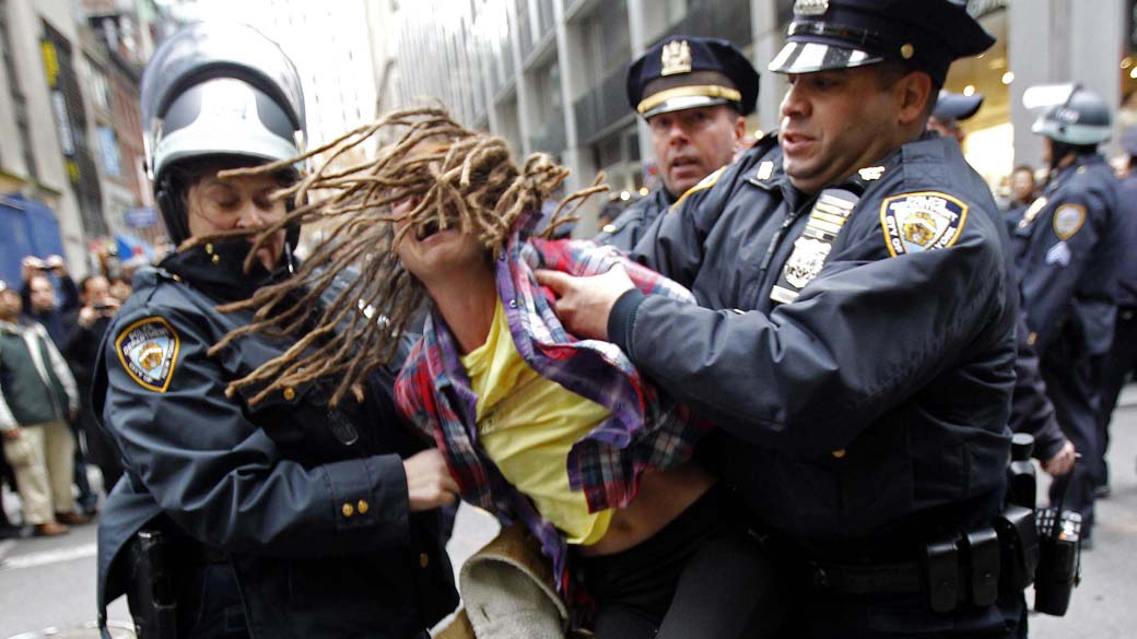 Manifestante do movimento "Occupy Wall Street" é presa pela polícia de Nova York, nos Estados Unidos