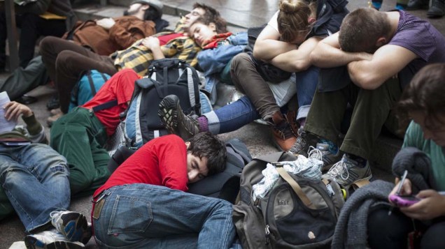 Protestantes da “Occupy Wall Street” descansam no parque Zuccotti após marcha na cidade de Nova York