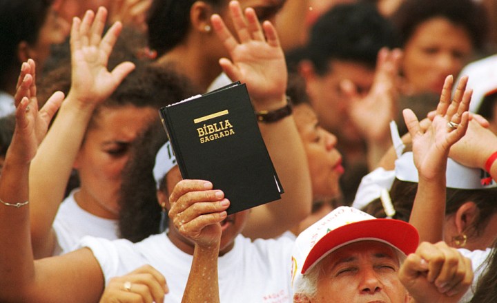 Evangélicos devem ultrapassar católicos no Brasil a partir de 2032