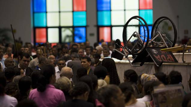 Fotos dos "milagres" que acontecem durante o culto (fiéis em cadeiras de rodas que andam, no detalhe:  cadeira de rodas) na igreja pentecostal Deus é Amor em São Paulo<br>