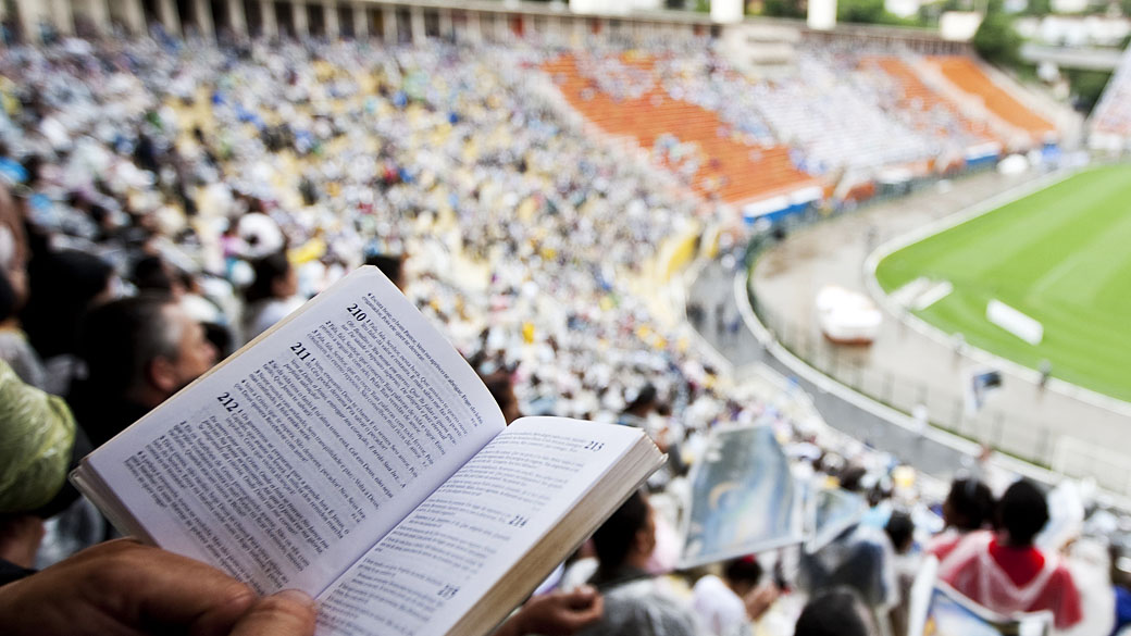 Evangélicos da Assembléia de Deus no estádio do Pacaembu, em São Paulo, para comemorar os 100 Anos de fundação da Igreja