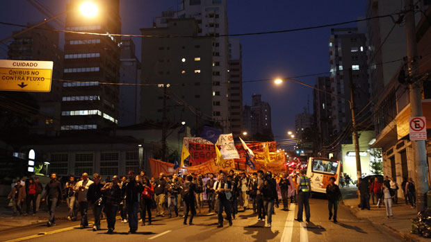 Alunos da USP fazem protesto pacífico na avenida Paulista
