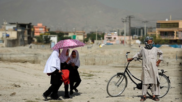 Homem observa protesto, no Afeganistão
