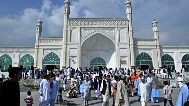 Saída de mesquita em Cabul no último dia do Ramadã