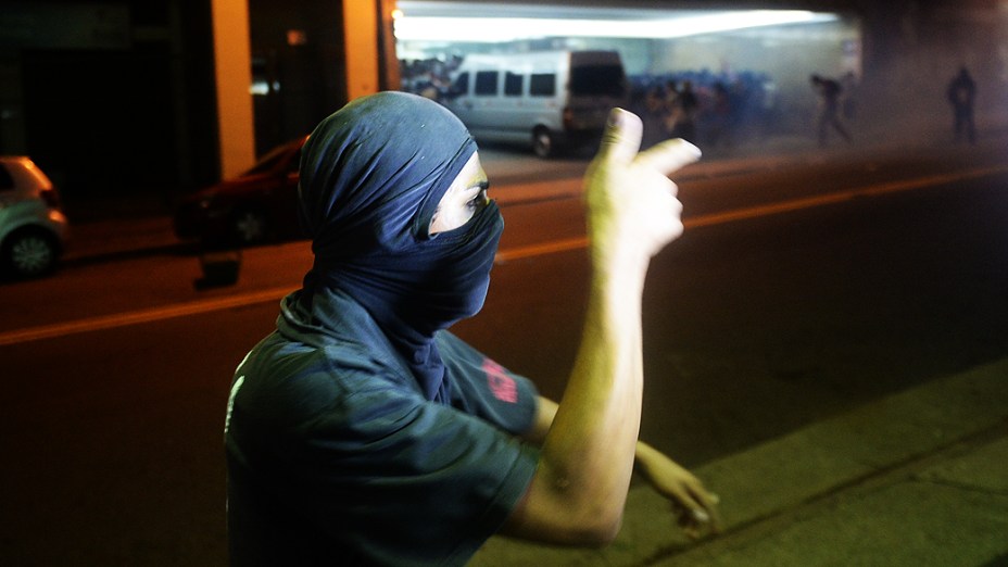 Manifestantes na avenida Paulista em São Paulo (SP), protestando contra a realização da Copa do Mundo no Brasil, na noite deste sábado (25)