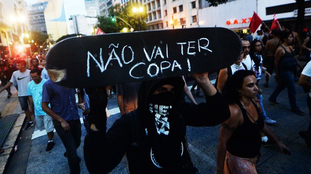 Manifestantes na avenida Paulista em São Paulo (SP), protestando contra a realização da Copa do Mundo no Brasil, na noite deste sábado (25)
