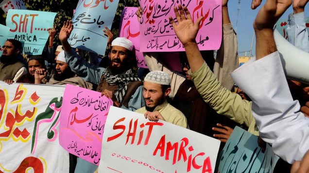 Ativistas durante protesto anti-américa em resposta à queima do Corão em base militar americana em Lahore, Paquistão