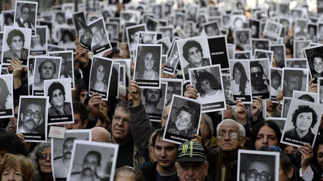 Amigos e familiares das vítimas, junto com organizações judáicas, pedem justiça 18 anos após os atentados à sede israelense da Mutua, na Argentina, onde morreram 85 pessoas