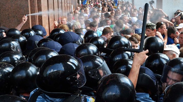 Ucranianos entraram em confronto com a polícia em protesto contra a adoção do russo como língua oficial no país