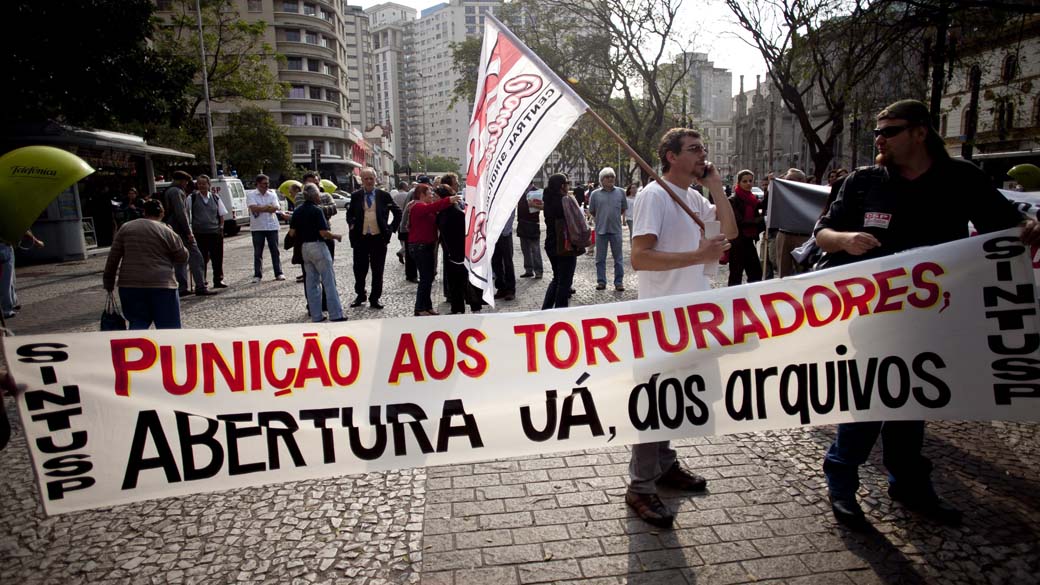 Manifestação durante a audiência para ouvir testemunhas de acusação do coronel reformado Carlos Alberto Brilhante Ustra, acusado pelo assassinato do jornalista Luiz Eduardo da Rocha Merlino, torturado até a morte nas dependências do DOI-CODI paulista em 19 de julho de 1971