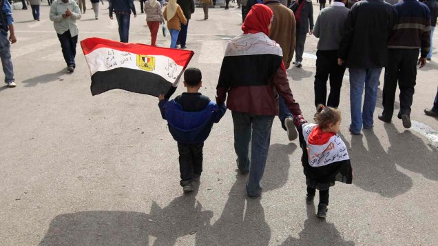 Manifestantes carregam bandeira do Egito durante protesto no centro do Cairo