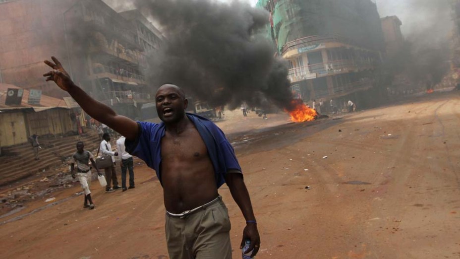 Em Kampala, Uganda, protesto contra a prisão do líder da oposição Kizze Besigye, preso ontem pela quarta vez neste mês
