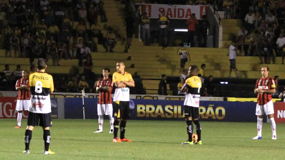 Protesto dos jogadores por mudanças no futebol brasileiro: Criciúma x Atlético-PR