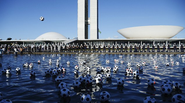 Brasília - Em silêncio, foram chutadas 594 bolas, que representam a soma do número de deputados e senadores