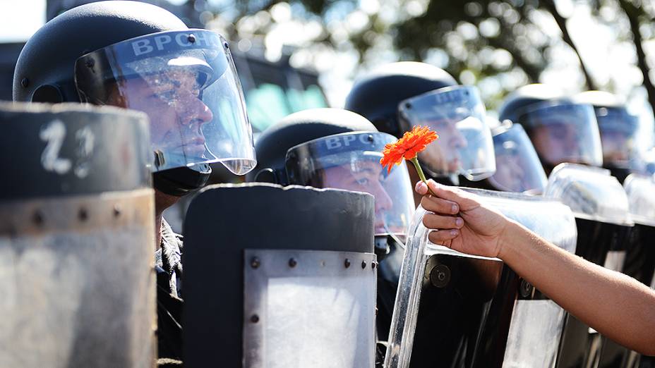 Manifestantes durante protesto nos aredores do estádio Mané Garrincha, em Brasília