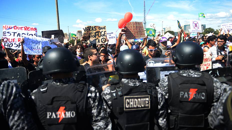 Polícia tenta conter manifestação nos aredores do estádio Mané Garrincha, em Brasília