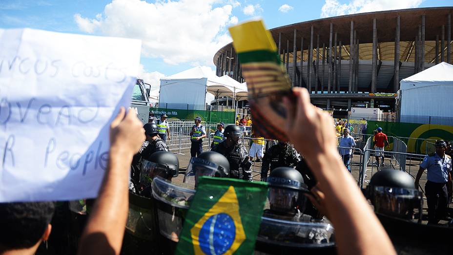 Polícia tenta conter manifestação nos aredores do estádio Mané Garrincha, em Brasília