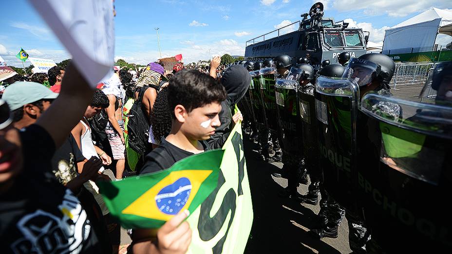 Polícia tenta conter manifestação nos aredores do estádio Mané Garrincha, em Brasília