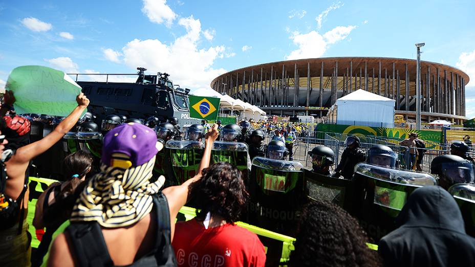 Manifestantes durante protesto nos arredores do estádio Mané Garrincha, em Brasília
