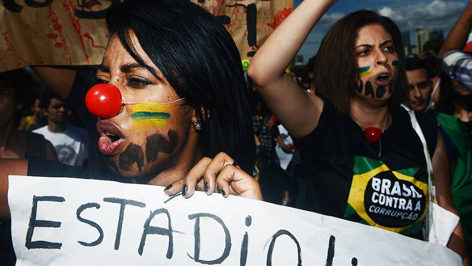 Manifestantes durante protesto nos aredores do estádio Mané Garrincha, em Brasília