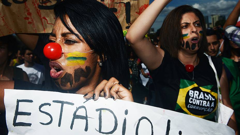 Polícia tenta conter manifestação nos arredores do estádio Mané Garrincha, em Brasília