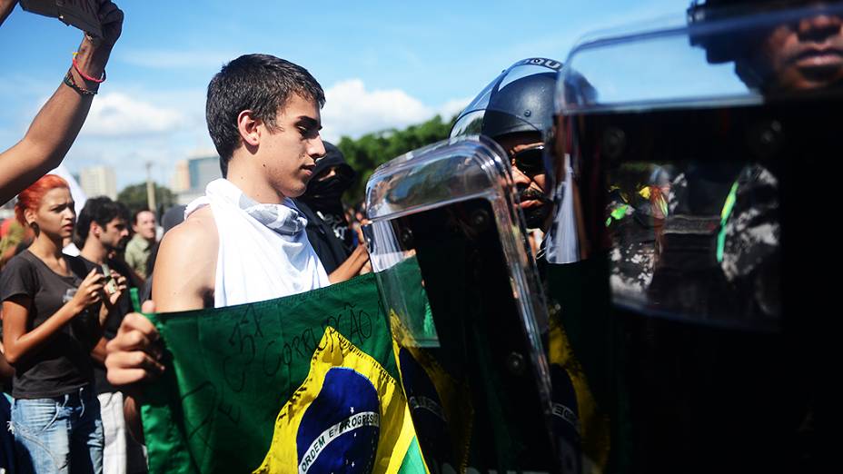 Polícia tenta conter manifestação nos aredores do estádio Mané Garrincha, em Brasília