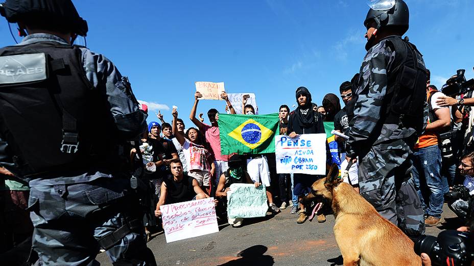 Polícia tenta conter manifestação nos arredores do estádio Mané Garrincha, em Brasília