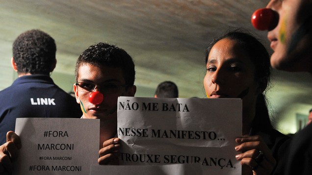Estudantes colocaram narizes de palhaço para protestar contra o governador de Goiás, Marconi Perillo