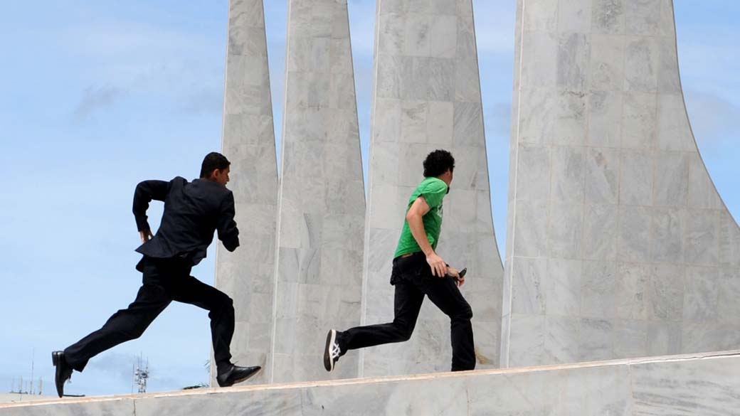 Segurança tenta conter protesto em frente ao Palácio do Planalto em Brasília, onde estudantes manifestaram-se contra o aumento de salário aprovado pelo Congresso na última semana