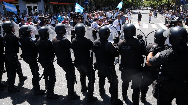 Polícia argentina tentou conter protesto de ex-soldados com cordão de isolamento