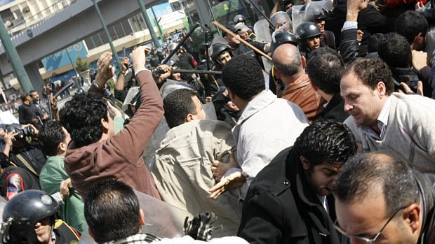 Manifestantes entram em confronto com a polícia no Cairo, no megaprotesto contra Hosni Mubarak