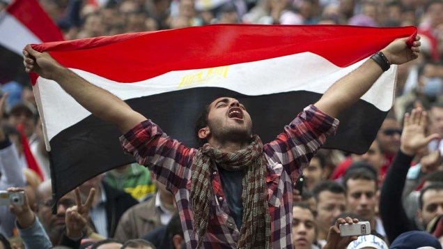 Manifestante participa de protesto contra o governo de Hosni Mubarak no centro do Cairo, Egito