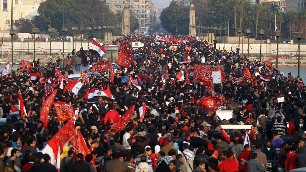 Milhares de pessoas protestam nas ruas do Cairo contra a atuação da polícia no massacre no estádio em Port Said