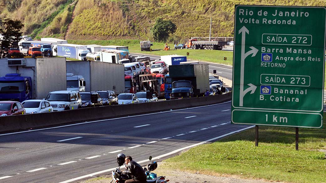 Manifestação de caminhoneiros interdita a pista sentido Rio de Janeiro da Via Dutra, na altura do km 276, em Barra Mansa (RJ), na manhã desta terça-feira