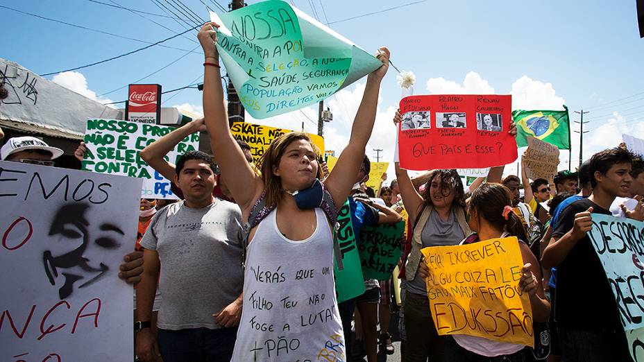 Manifestantes durante protesto próximo ao Castelão, em Fortaleza
