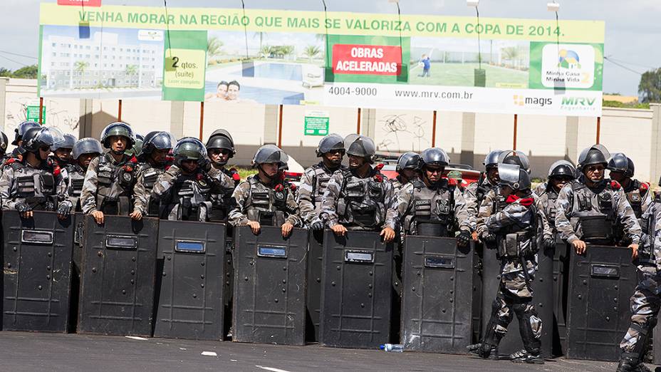 Policiais tentam conter manifestação próximo ao Castelão, em Fortaleza